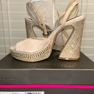 Vince Camuto platform